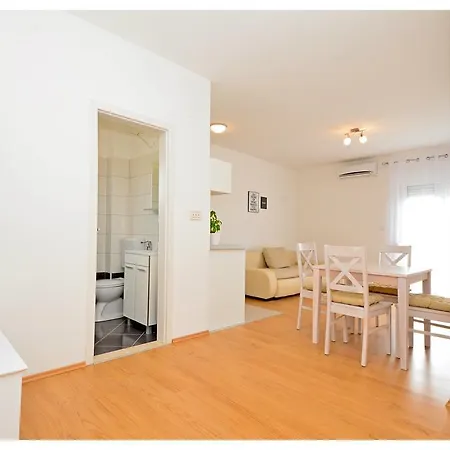 Aprtment Close To Center ザダル