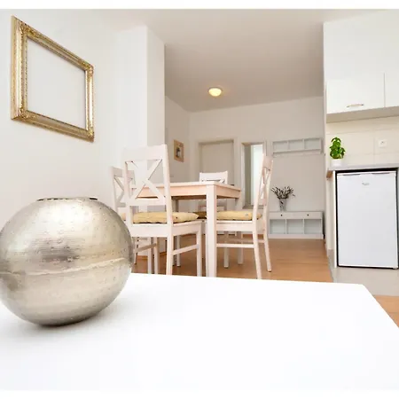 Aprtment Close To Center ザダル