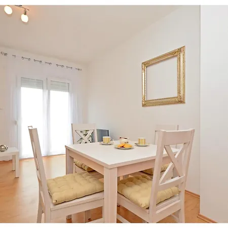 Aprtment Close To Center * ザダル