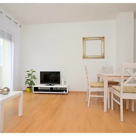 Aprtment Close To Center Апартаменты